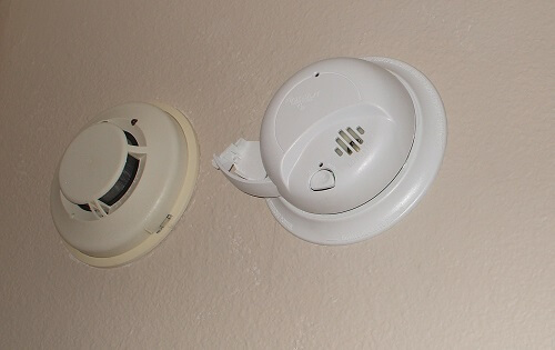 Plug in the connector harness, then install the smoke detector onto base plate, turning clockwise to fasten it